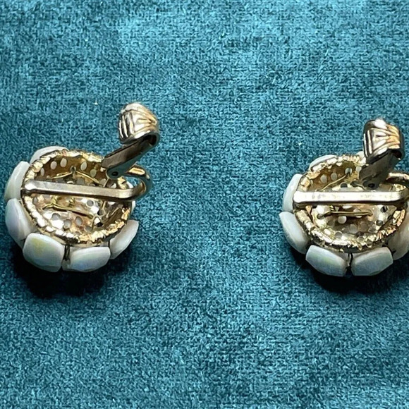 Vintage Vogue Signed Iridescent Flower Beaded Clip Earrings Marked - Picture 6 of 7